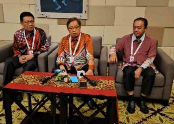 ABANG Johari Tun Openg (tengah) bercakap dalam sidang media selepas hadir mengadakan Mesyuarat Bilateral bersama Presiden Persatuan Tenaga Hidro Antarabangsa (IHA), Malcolm Turnbull sempena Kongres Tenaga Hidro Dunia 2023 di Bali Nusa Dua Convention Center, di Bali Indonesia hari ini.