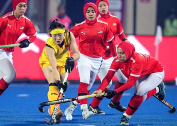 Aksi pemain negara ketika cuba menahan asakan pemain China ketika aksi peringkat kumpulan Trofi Juara-Juara Asia Wanita 2023 yang berlangsung di Ranchi, India hari ini. (FOTO: AHF/ Hockey India)