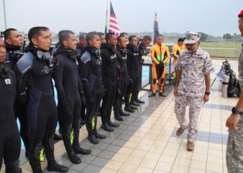 AMINUDDIN Abdul Rashid (kanan) ketika sesi menanggalkan tali pinggang penyelam dan pemakaian lencana kepakaran selam serta penyerahan sijil tamat kursus kepada pelatih terlibat di Majlis Penutup Kursus Penyelam Penyelamat Siri 1/2023 Maritim Malaysia di Akademi Sultan Ahmad Shah (AMSAS) di Kuantan, Pahang.