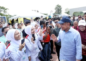 ANWAR Ibrahim disambut petugas kesihatan pada Pelancaran Skim Perubatan Madani dan Program Madani Afiat Peringkat Kebangsaan 2023 di Ipoh hari ini. - UTUSAN/MUHAMAD NAZREEN SYAH MUSTHAFA