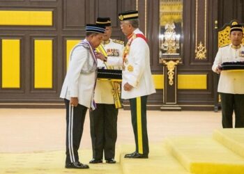 AL-SULTAN Abdullah berkenan mengurniakan Darjah Panglima Gagah Pasukan Polis (PGPP) kepada Ayob Khan Mydin Pitchay. -INSTAGRAM/ISTANA NEGARA