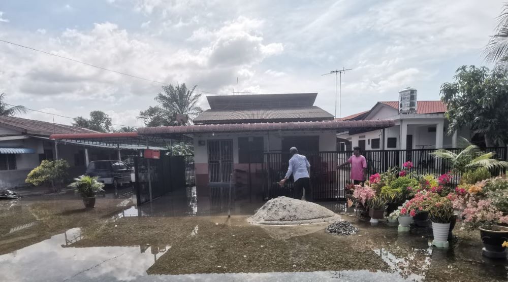 Longkang Tersumbat Punca Banjir Landa Kampung Bahagia