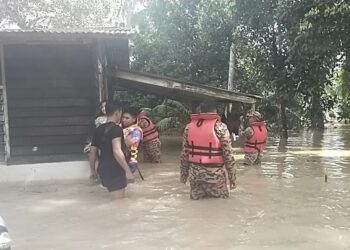 MANGSA banjir di daerah Hilir Perak dipindahkan ke PPS ekoran kediaman mereka dinaiki air. - UTUSAN/IHSAN APM