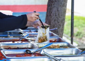 BAWA bekas sendiri dapat mengelakkan daripada membungkus makanan menggunakan beg plastik