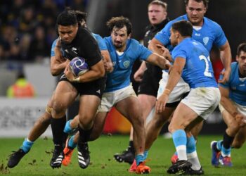 PEMAIN sayap New Zealand, Caleb Clarke cuba melepasi pertahanan Uruguay dalam aksi Kumpulan A, Ragbi Piala Dunia di Stadium OL, Decines-Charpieu, berhampiran Lyon, hari ini. - AFP