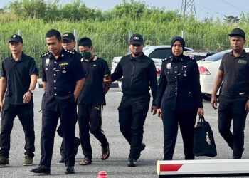 TERTUDUH (empat dari kanan) dibawa ke mahkamah bagi berdepan tuduhan membunuh di Kompleks Mahkamah Kangar, Perlis hari ini. - UTUSAN/ASYRAF MUHAMMAD