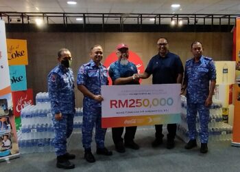 KHAIRUL Anwar Ab. Gahani (dua dari kanan) bersalaman dengan Kamaruddin Kassim pada majlis penyampaian sumbangan Coca-Cola untuk persediaan bantuan menghadapi bencana alam kepada Yayasan Ikhlas di Bandar Enstek, Nilai, Seremban hari ini.-UTUSAN/NAZARUDIN SHAHARI.