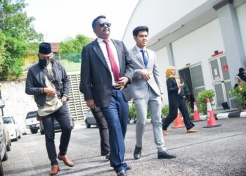 MUHAMMAD Hafidz Roshdi (kanan) ketika hadir bersama peguamnya di Mahkamah Majistret Kuala Kubu Bharu, Hulu Selangor, Selangor bagi sebutan kes mencederakan Nurul Shuhada Mat Shukri. - UTUSAN/M. FIRDAUS M. JOHARI