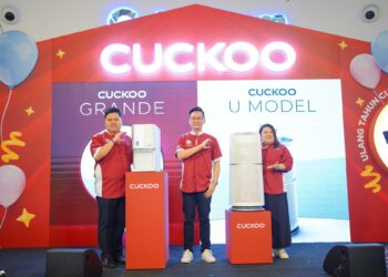 Ketua Pegawai Operasi CUCKOO International,  Toh Seng Lee (kiri); Hoe Kian Choon (tengah) dan Ketua Pegawai Pemasaran, Queenie Goh (kanan) bersama dua produk berinovasi baharu, Penapis Air CUCKOO GRANDE dan Penapis Udara CUCKOO U MODEL yang diperkenalkan semasa sambutan ulang tahun ke-9 syarikat itu di Kuching, semalam.