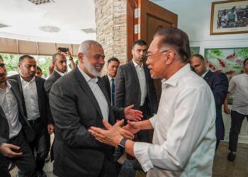 Anwar Ibrahim berkongsi gambar semasa kunjungan hormat Ismail Haniyeh bersama  delegasinya ke pejabat Perdana Menteri pada 24 Januari 2020.