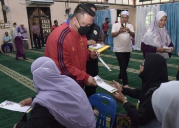 TUANKU Syed Faizuddin Putra Jamalullail (dua dari kiri) berkenan menyampaikan sumbangan sewaktu Program Kayuhan Majlis Agama Islam dan Adat Istiadat Melayu Perlis (MAIPs) Peduli di perkarangan Masjid Al-Islah Ngulang, Mata Ayer, Arau, Perlis semalam. -UTUSAN