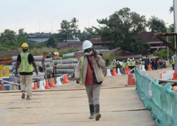 KERAJAAN perlu keluar daripada cengkaman majikan yang ingin menggunakan tenaga kerja murah untuk mengaut keuntungan lebih. – GAMBAR HIASAN/IQBAL HAMDAN