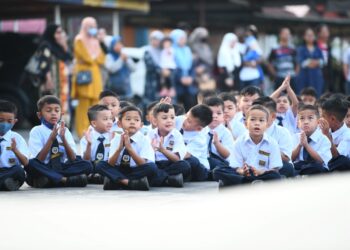 PERHIMPUNAN mingguan yang bosan menyebabkan murid hilang minat untuk menyertai aktiviti itu di sekolah. - GAMBAR HIASAN