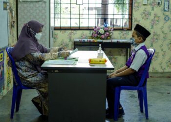 GURU di sekolah agama persendirian  mungkin menerima gaji yang jauh lebih rendah daripada rakan-rakan mereka yang mengajar di sekolah awam. – GAMBAR HIASAN