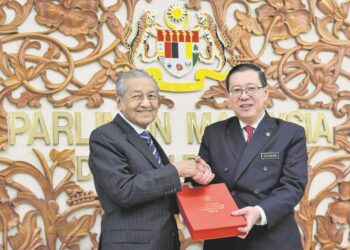 KERAJAAN ketika era kepimpinan Dr. Mahathir Mohamad dan Lim Guan Eng (kanan) telah melakukan beberapa kesilapan yang mengecewakan orang Melayu.