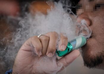 INDIVIDU yang menghisap vape di tempat awam terutama di kawasan larangan boleh diberikan notis jika cecair vape digunakan mengandungi tembakau. - GAMBAR HIASAN