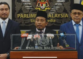 AHMAD Fadhli Shaari bercakap kepada pemberita dalam sidang media di Parlimen hari ini.