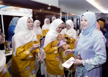 FADHLINA Sidek ketika melawat pameran selepas majlis penutup Persidangan Antarabangsa Kaunselor Pendidikan ICEC 2023 di Putrajaya. - UTUSAN/FAISOL MUSTAFA