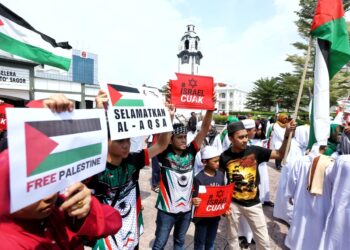 ORANG ramai yang menyertai Himpunan Solidariti Palestin di luar pekarangan Masjid Sultan Idris Shah II di Ipoh hari ini. - UTUSAN/MUHAMAD NAZREEN SYAH MUSTHAFA