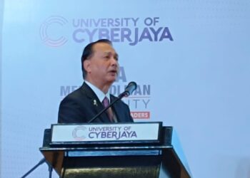 NOOR Hisham Abdullah ketika menyampaikan ucaptama di Universiti Cyberjaya.