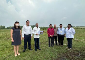 A. SIVANESAN (tiga dari kiri) menunjukkan lakaran lokasi tapak pembinaan Hospital Kampar yang baharu di Changkat Baru, Kampar hari ini. - UTUSAN/LIYANA RAMLI