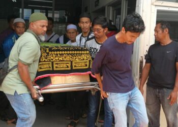 ROHAMI Ismail (kanan) sayu melihat jenazah anaknya, Muhammad Fitri Hanif yang diusung keluar dari Unit Forensik Hospital Dungun, hari ini, - UTUSAN/ NIK NUR IZZATUL HAZWANI NIK ADNAN