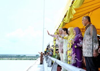 SULTAN Nazrin Muizzuddin Shah merasmikan majlis pemasyhuran Jambatan yang menghubungkan daerah Bagan Datuk ke Sejagop di daerah Perak Tengah  sebagai Jambatan Sultan Nazrin Shah di Bagan Datuk, hari ini. - UTUSAN/MUHAMAD NAZREEN SYAH MUSTHAFA