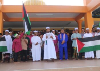 YUNAN Abdul Samad (enam dari kanan) berucap pada himpunan solidariti kepada rakyat Palestin di pekarangan Masjid Jengka 18 di Maran, Pahang. - UTUSAN/SALEHUDIN MAT RASAD