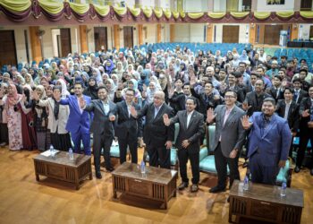 ISMAIL Yusop bergambar kenangan bersama pelajar UIS selepas Program Semarak Transformasi Siswa Madani Selangor di UIS, Selangor. - UTUSAN/FAIZ ALIF ZUBIR