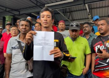 SEKUMPULAN pemandu lori mengadakan perhimpunan secara aman dan menyerahkan memorandum yang mengandungi beberapa tuntutan dan cadangan kepada pihak Jabatan Pengangkutan Jalan di Kuantan, Pahang semalam. – UTUSAN/NORHAFIZAN ZULKIFLI