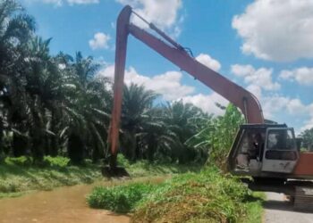 JENTERA berat yang digunakan untuk membersihkan Sungai Kerawai dan Sungai Bidor yang menjadi punca banjir akibat hujan dan fenomena air pasang besar di Kampung Bahagia Teluk Intan semalam. – UTUSAN/AIN SAFRE BIDIN