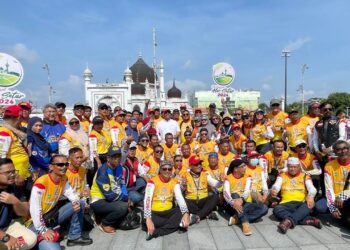 MUHAMMAD Sanusi Md. Nor (tengah) bergambar bersama sebahagian daripada 530 peserta Winger Camaraderie Ride di Dataran Medan Bandar, Alor Setar, Kedah.