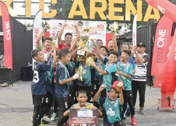 PASUKAN Hunter FC meraikan kejayaan mereka mengungguli edisi kedua Kejohanan Kronos Tranung Junior Cup 2023 di Padang KTC Arena, Batu Buruk, Terengganu, kelmarin.