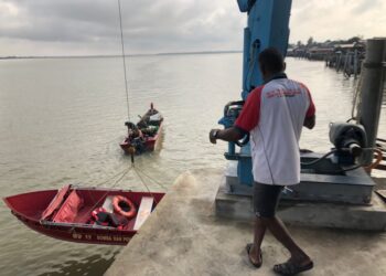 OPERASI mencari dan menyelamat (SAR) nelayan yang dikhuatiri lemas di Sungai Perak di Kampung Pasang Api, Hutan Melintang, Bagan Datuk hari ini. - UTUSAN/IHSAN JBPM