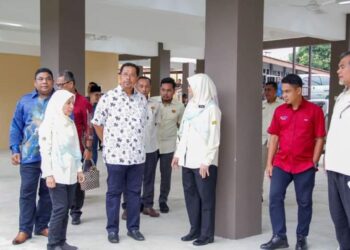 ABDUL RAHMAN Mohamad (dua dari kiri) bersama Pengarah JKR Pahang, Datuk Ir. Ts. Hafizah Zakaria (tiga dari kanan) ketika melawat asrama baharu di Sekolah Menengah Kebangsaan Clifford di Lipis, Pahang.