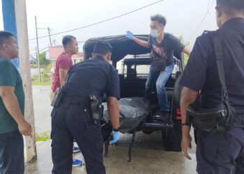 ANGGOTA polis mengangkat mayat ke dalam kenderaan polis selepas ditemukan terapung di bawah bot Maritim Malaysia di jeti di Kuala Kurau, Parit Buntar semalam. - UTUSAN