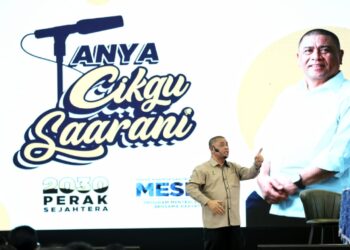 SAARANI Mohamad pada program 'Tanya Cikgu Saarani; di Universiti Teknologi MARA (UiTM) Seri Iskandar di Parit hari ini. - UTUSAN/MUHAMAD NAZREEN SYAH MUSTHAFA