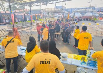 ORANG ramai beratur sejak awal pagi bagi mendapatkan beras yang dijual pada harga RM1 oleh Yayasan Misi Rakyat di Pusat Transformasi Bandar (UTC) Food Cabin, Kangar, Perlis. -UTUSAN/ASYRAF MUHAMMAD