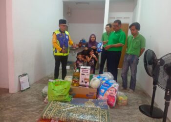 SITI Nurfarahim Abdullah (tengah) menerima sumbangan daripada MAINJ dan Pasaraya Econsave di rumahnya di flat Taman Pulai, Skudai, Johor.