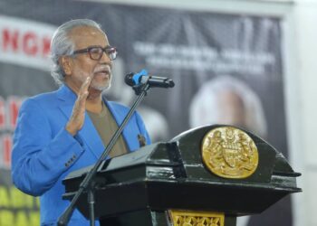 MUHAMMAD Shafee Abdullah berucap pada program 'Rakyat Bangkit: Pulangkan Datuk Seri Najib' di Ipoh hari ini. - UTUSAN/MUHAMAD NAZREEN SYAH MUSTHAFA