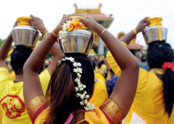 BENANG kuning pada lengan penganut Hindu mewakili kesihatan yang terpelihara dan jiwa suci manakala warna merah pula menyumbang kepada kesihatan selain kebahagiaan, kemakmuran dan sentiasa dilindungi daripada sebarang malapetaka. – UTUSAN/RASUL AZLI SAMAD