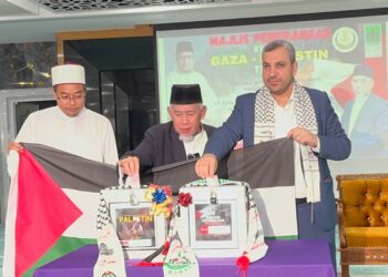 MOHD Azmi Abdul Hamid (tengah) memberi sumbangan Tabung Kemanusian Palestin Negeri Perak di Masjid Sultan Idris Shah II di Ipoh, hari ini. - UTUSAN/LIYANA RAMLI