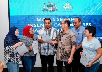 PENGARAH Perkeso Melaka, Abd. Razak Omar (tiga kanan) bersama Ngwe Hee Sem (tengah) bersama wakil pengamal media pada Program Perkeso Mendekati Media dan Inisiatif SPS Padanan Caruman di sebuah hotel di Jalan Hang Tuah, Melaka. - UTUSAN/SYAFEEQ AHMAD