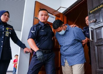 TERTUDUH didenda RM12,000 oleh Mahkamah Majistret, Ayer Keroh, Melaka selepas mengaku bersalah memperdayakan dua wanita dengan menawarkan pinjaman tidak wujud dan memiliki gambar lucah. - UTUSAN/SYAFEEQ AHMAD