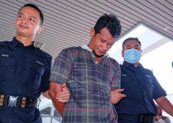 TERTUDUH mengaku bersalah di Mahkamah Sesyen, Ayer Keroh, Melaka atas pertuduhan memeluk remaja perempuan dalam keadaan tidak berbaju. - UTUSAN/SYAFEEQ AHMAD