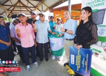 PENYERAHAN alat penetasan ketam bersama wakil Charoen Pokphand Group Co., Ltd