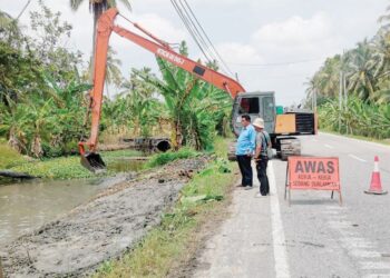 JENGKAUT digunakan untuk membersihkan parit di Bagan Datuk, Perak bagi mengelak banjir semasa musim tengkujuh. - UTUSAN/AIN SAFRE BIDIN