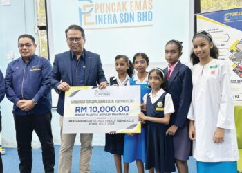 SAIFUL Azzuan Aznam (dua dari kiri) menyerahkan mock cek bernilai RM10,000 kepada lima wakil pelajar Malaysia ke kejohanan TeenEagle Global Finals di Rom, Itali dalam satu majlis di Ipoh, Perak, baru-baru ini. - UTUSAN/LIYANA RAMLI