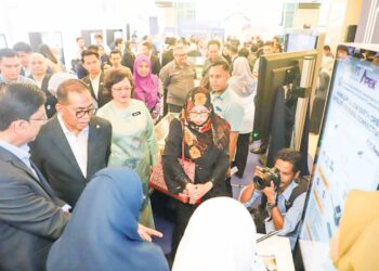 MOHAMED Khaled Nordin (dua dari kiri) diiringi Azlinda Azman melawat produk satelit nano yang dihasilkan oleh penyelidik Universiti Sains Malaysia (USM) di Pameran Pendidikan Tinggi bersempena Hari Terbuka Pendidikan Tinggi Negara di Putrajaya, 23 Oktober lalu.