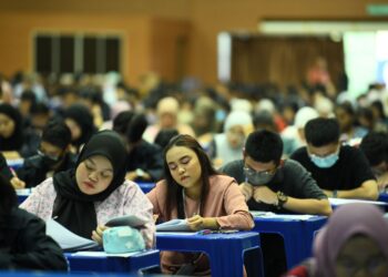 PELAJAR yang menerima manfaat kebajikan mencukupi pastinya dapat memberikan tumpuan kepada pembelajaran. – UTUSAN/IZLIZAN OTHMAN